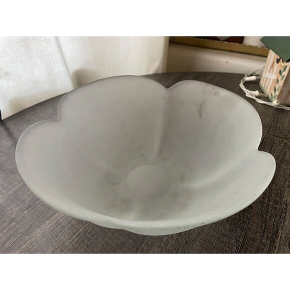 Large 9" white frosted scalloped clover serving fruit bread bowl - Picture 2 of 6